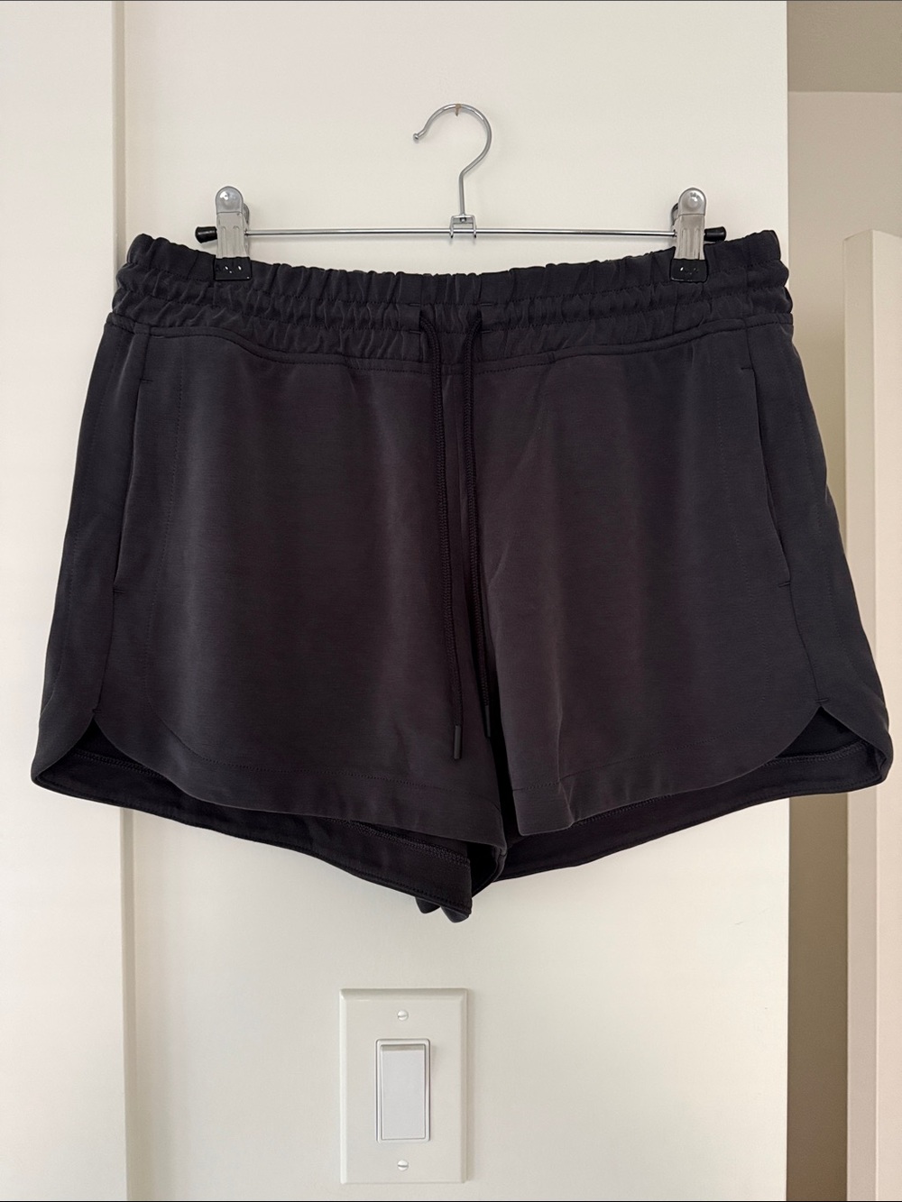 Athleta Seasoft Mid Rise 4” Short - Picture 2 of 4